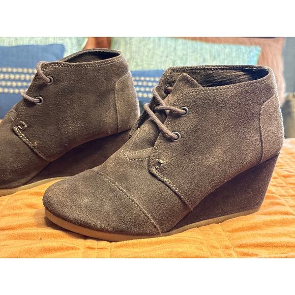 TOMS Brown Suede Lace up Wedge Booties Boots Size 5.5 - Picture 1 of 5